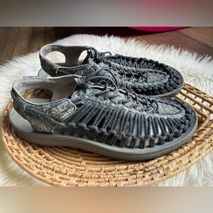 KEEN Uneek Gray Tow Cord Bungee Sandals Hiking Outdoors Mens Size 11